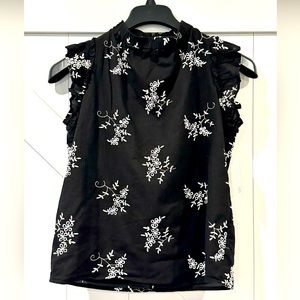 B&W flowered sleeveless top. NWT.